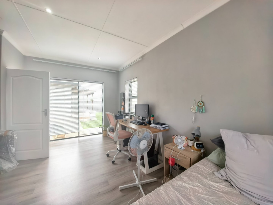 To Let 4 Bedroom Property for Rent in Blue Mountain Village Western Cape